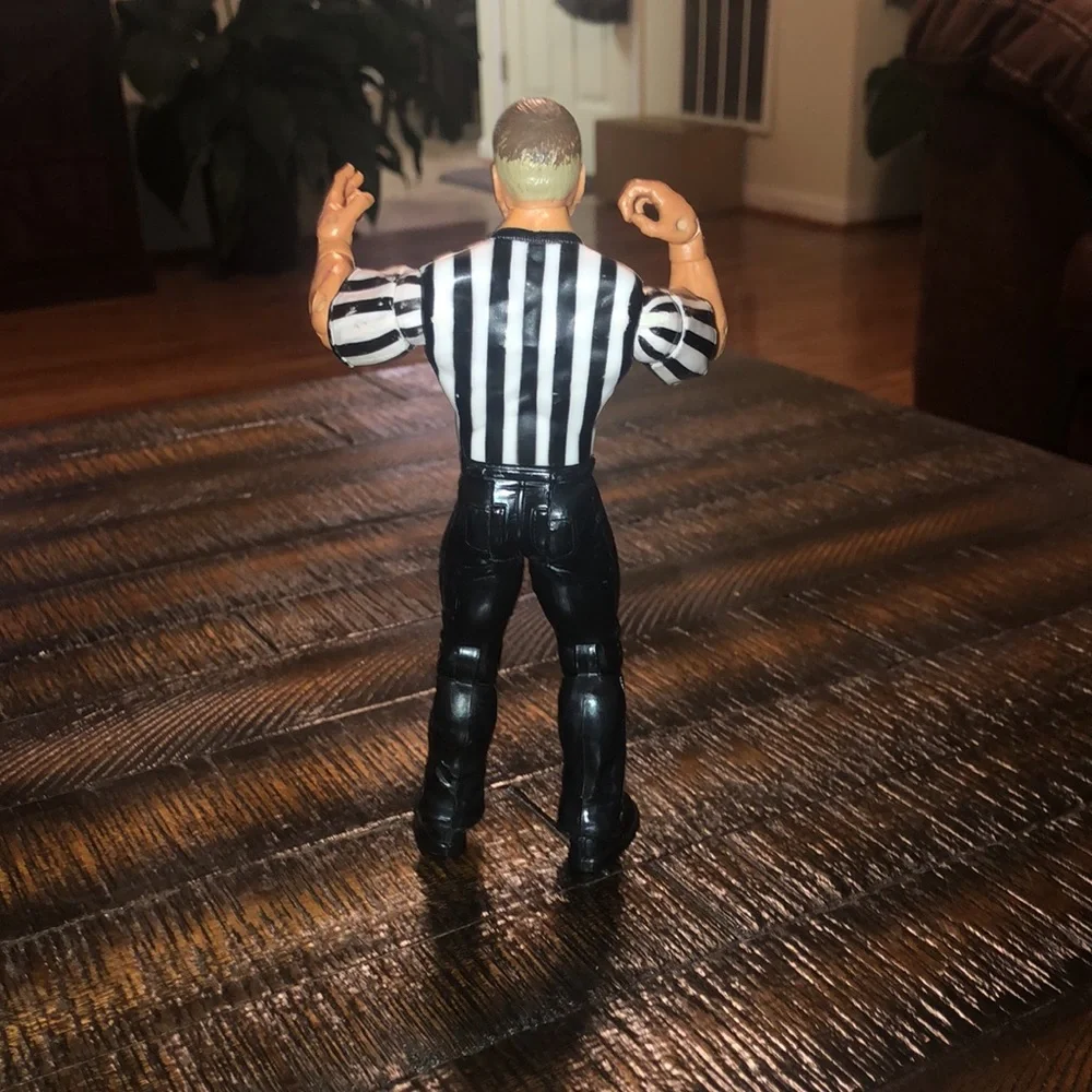 Jakks Pacific WWE King Of The Ring Referee Earl Hebner Figure - Picture 2 of 3